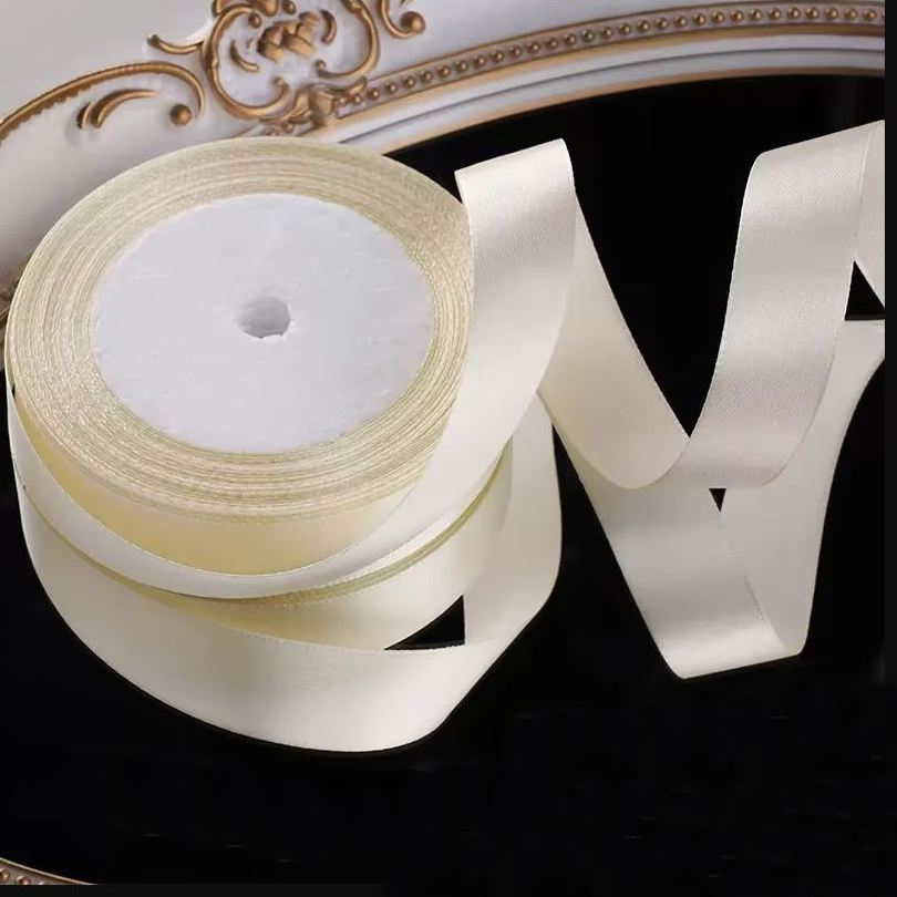 Wstążka satynowa 2 cm kolor Kremowy, rolka 33 m