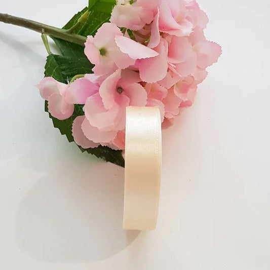 Wstążka satynowa 2 cm kolor Kremowy, rolka 33 m