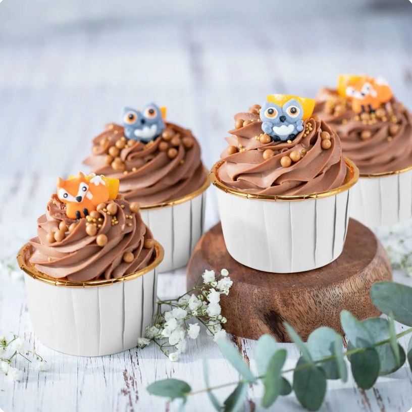Papilotki do muffin / babeczek – 25 sztuk – Białe/złote