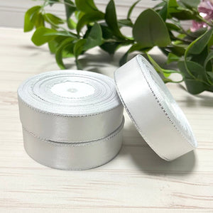 Wstążka satynowa z lureksem 2,5 cm Biały+Srebrny, rolka 33 m